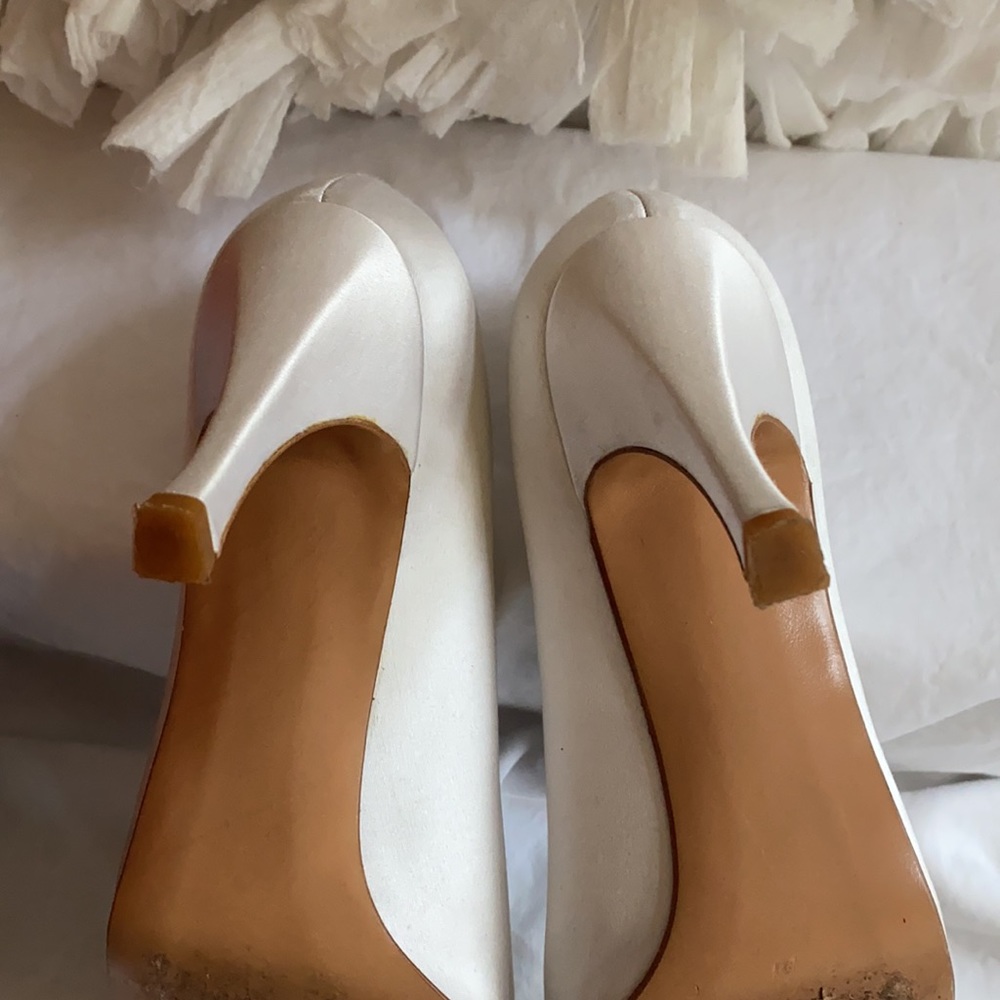 Stuart Weitzman Carol White satin wedding pump size 9 M. - Picture 4 of 7